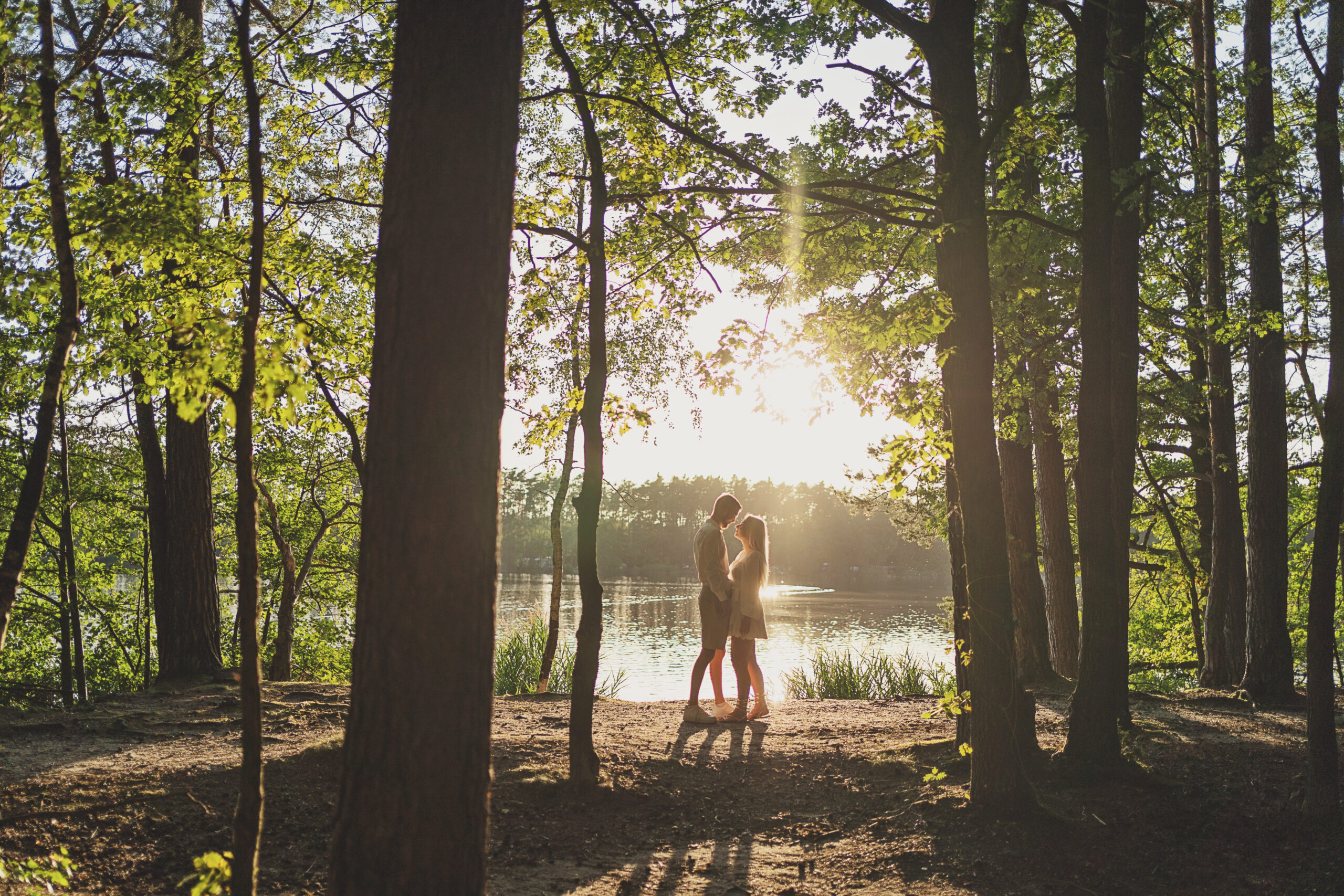 Sesja narzeczeńska w blasku zachodzącego słońca